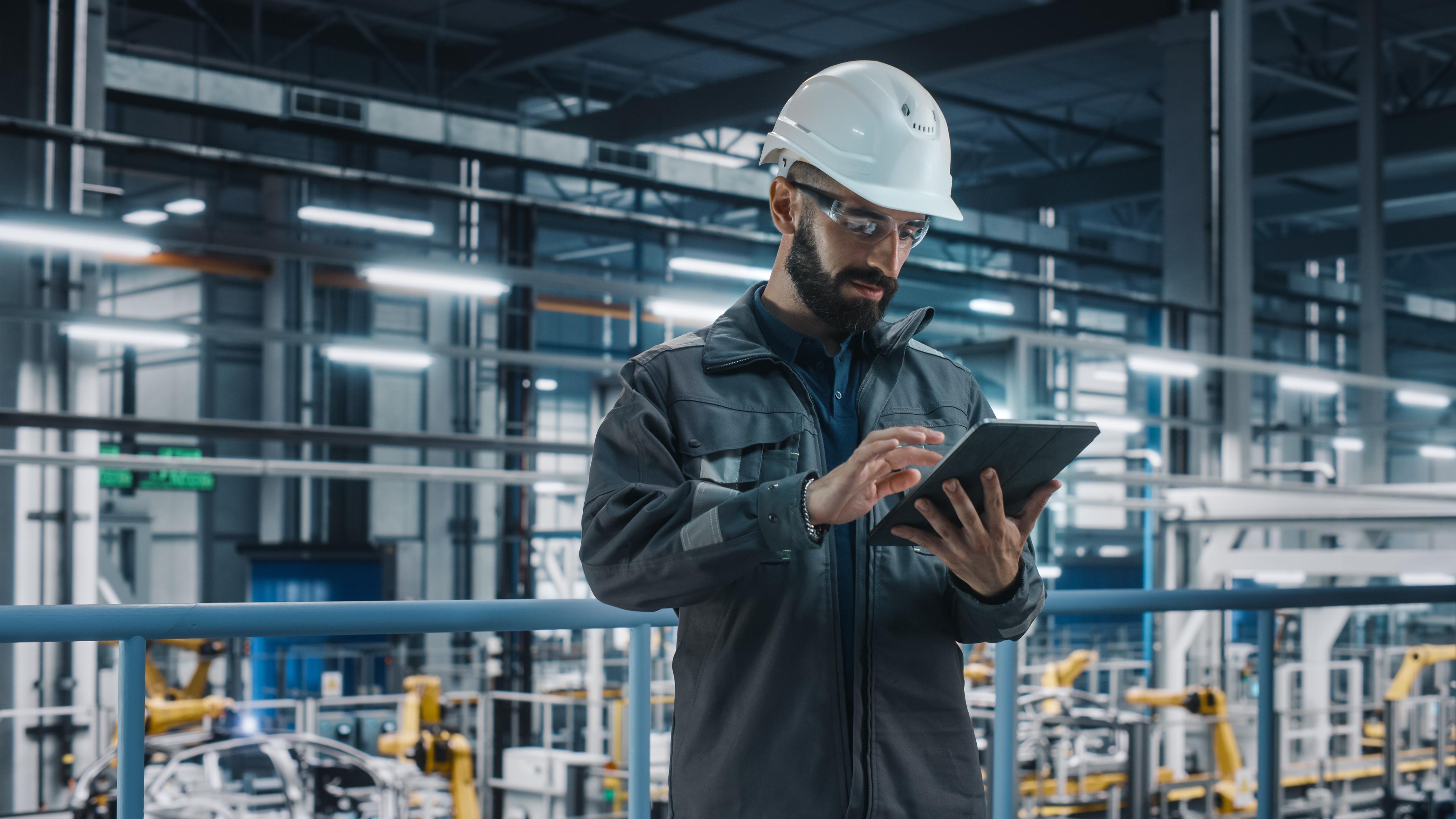 trabajador usando una tablet