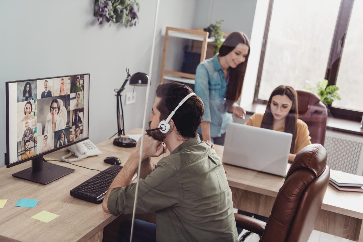 personas trabajando desde casa